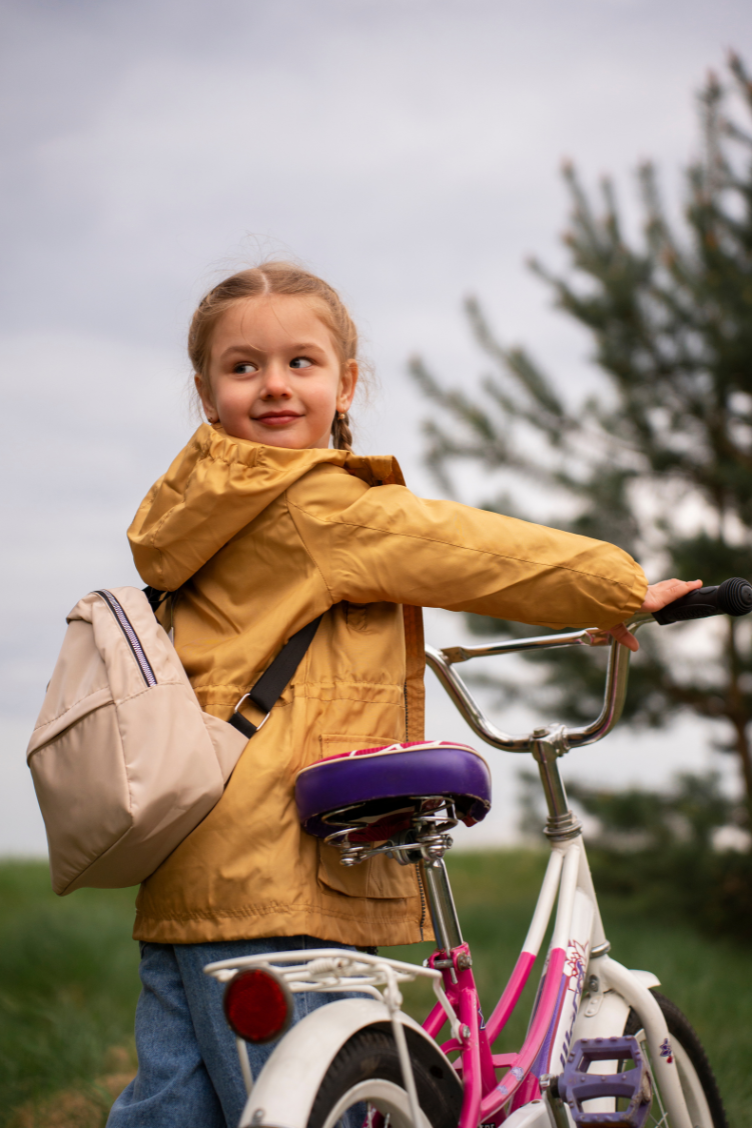 meisje met rugzak en fiets
